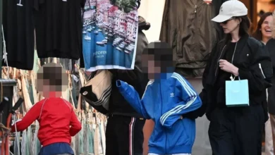 Photo of Энн Хэтэуэй с мужем и детьми гуляют по Портофино