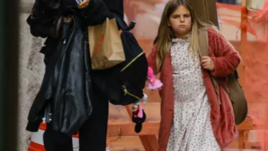 Photo of Ирина Шейк в маске гуляет по Нью-Йорку с дочерью Леей и очаровательным черным щенком