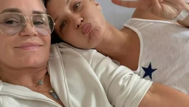 Photo of Мать Беллы Хадид трогательно поддержала дочь на фоне болезни