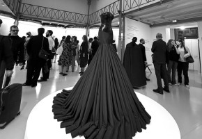 Photo of Скульптурная тишина: в Париже открылась выставка модного Дома Alaia