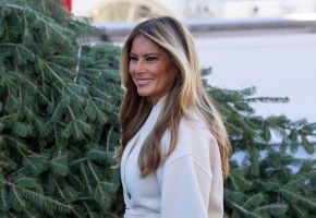 Photo of Мелания Трамп в пальто Dior приняла рождественскую ель Белого дома