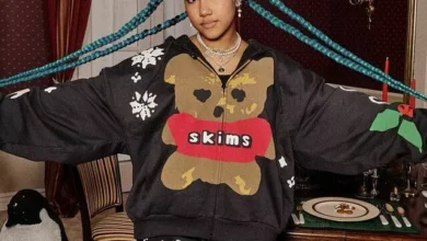 Photo of Дочь Канье Уэста и Ким Кардашьян гуляет по Нью-Йорку в обуви за 5 тысяч долларов