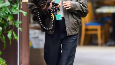 Photo of Ирина Шейк выгуливает собаку в центре Нью-Йорка