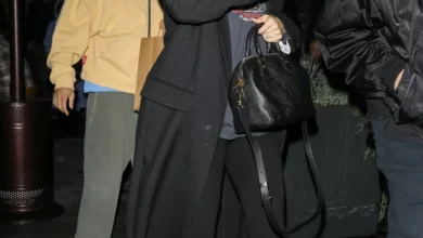 Photo of Осень в Лос-Анджелесе: промокшая до нитки Селена Гомес на свидании с мужем