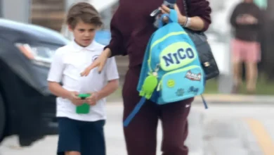 Photo of Редкие кадры: беременная Анна Курникова забирает сына из школы