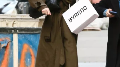 Photo of Дакота Джонсон в стильном аутфите сходила на парфюмерный шопинг